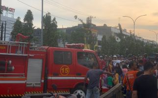Pasar Cik Puan Terbakar, Kerumunan Warga Menyulitkan Mobilitas Petugas Pemadam - JPNN.com