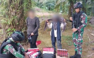 TNI Gagalkan Penyelundupan Rokok di Perbatasan RI-Malaysia, 2 Pelaku Ditangkap - JPNN.com