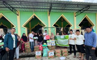 Santri Dukung Ganjar Serahkan Bantuan Untuk Korban Banjir di Makassar - JPNN.com