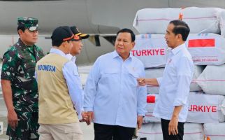 Prabowo Dampingi Jokowi Lepas Bantuan Kemanusiaan untuk Turki dan Suriah - JPNN.com