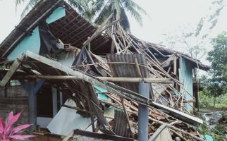 Tertimpa Pohon Tumbang, Rumah Milik Acun Mansur Hancur Begini - JPNN.com