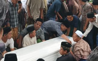 Suasana Haru Menyelimuti Prosesi Pemakaman Irma Lestari di Lombok Barat - JPNN.com