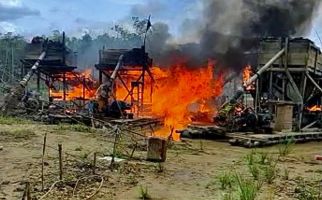 Polres Inhu Menertibkan Aktivitas PETI, Bakar 66 Rakit di Lokasi - JPNN.com