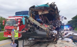 Kecelakaan Maut Bus Habibah vs Truk di Tol Cipali KM 186, 5 Orang Tewas - JPNN.com