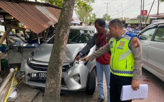 Innalillahi, Seorang Ibu Tewas Ditabrak Mobil saat Berjalan dengan Anaknya di Trotoar Pekanbaru - JPNN.com