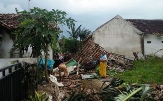 Angin Puting Beliung di Jember, 3 Warga Terluka, Puluhan Rumah Rusak - JPNN.com