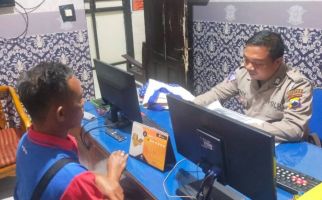 Mobil Pelat Merah Tabrak Lari Pemotor, Pelaku Terekam CCTV - JPNN.com