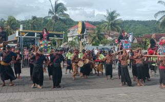 Pembalap WSBK Batal Naik Jaran Kamput saat Karnaval Festival Budaya di Mandalika - JPNN.com