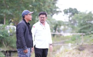 Ribuan Hektare Sawah di Karawang Terendam Banjir, Mentan SYL Menyemangati Petani - JPNN.com