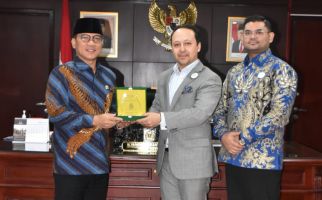 Wakil Ketua MPR Yandri Susanto Raih Penghargaan dari Green Climate International - JPNN.com