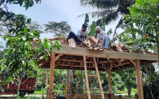 Komunitas Sopir Truk Dukung Ganjar Perbaiki Gazebo di Kampung Cariu - JPNN.com