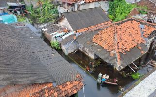 Banjir di Wilayah Bekasi Ini Tak Pernah Surut, Bau Menyengat dan Penyakit Kulit Sudah Biasa - JPNN.com
