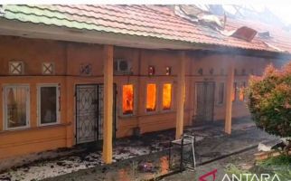 SLB Jambi Terbakar, 8 Ruang Kelas Hangus - JPNN.com