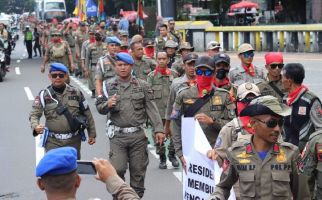 5 Berita Terpopuler: Guru dan Satpol PP Menagih Janji, Masjid Istiqlal Jadi Lautan Putih, Darmadi Bilang Begini - JPNN.com