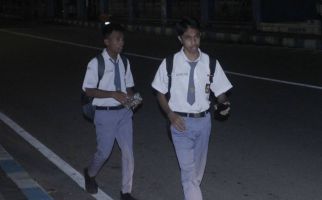 Harus Sekolah Jam 5 Pagi, Pelajar di Kupang Mengantuk - JPNN.com
