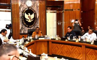 Laksdya TNI Aan Kurnia Laporkan Ancaman Keamanan Laut kepada Mahfud MD - JPNN.com