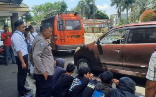 Belasan Remaja Melempari Pengendara Motor, Ada yang Kena, Tewas - JPNN.com