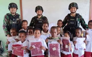 Cerdaskan Anak-Anak Papua, Satgas Yonif R 514 Kostrad Bagikan Ratusan Seragam Sekolah - JPNN.com