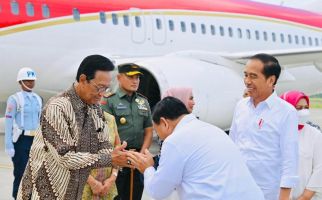 Prabowo Menunduk kepada Gubernur DIY, Jokowi Tertawa, Lihat - JPNN.com
