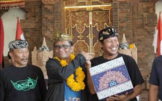 Bersama Mahfud MD, DPP IKA UII Bagikan Ratusan Paket Sembako di Bali - JPNN.com