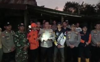 Longsor Menerjang Lampung Barat, 17 Rumah Tertimbun, Puluhan KK Mengungsi - JPNN.com