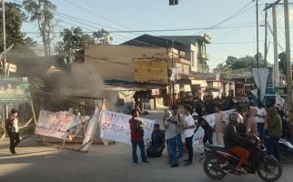 Jalan di Kabupaten Gowa Rusak Parah, Aliansi Pemuda Romang Polong Unjuk Rasa - JPNN.com