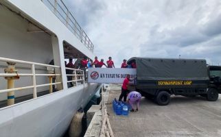 KN Tanjung Datu-301 Bertolak Antar Bansos untuk Korban Longsor ke Natuna - JPNN.com