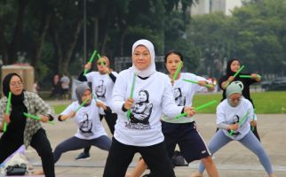 Senam Bareng Ibu-ibu di Lapangan Banteng, Menaker Ida Fauziyah Sampaikan Info Penting - JPNN.com