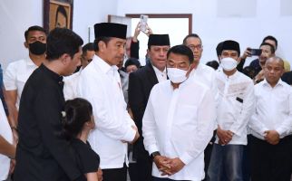 Takziah ke Rumah Duka Almarhumah Istri Moeldoko, Jokowi Berpesan Begini - JPNN.com