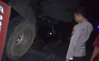Ban Masuk Lubang Drainase, Truk Bermuatan Kelapa Terguling di Lembar - JPNN.com