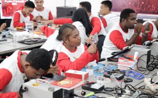 PYCH Bina Anak Muda Papua Untuk Merakit Handphone dan Laptop - JPNN.com