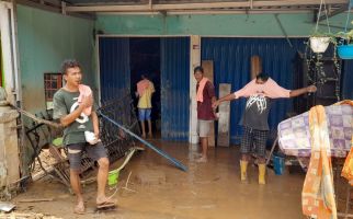 Hujan Tak Patahkan Semangat Mak Ganjar Bantu Korban Banjir di Lahat - JPNN.com