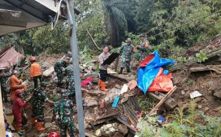 2 Warga Meninggal Dunia Akibat Longsor TPT Rel Kereta Api di Empang Bogor - JPNN.com