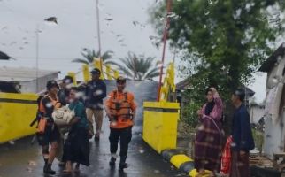 Perahu Nelayan Terbalik di Perairan Muara Gembong Bekasi, Satu Bocah Tewas - JPNN.com