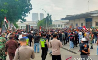 Warga Bekasi Demo Perusahaan Otomotif, Ini Tuntutannya - JPNN.com