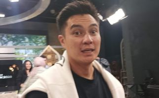 Baim Wong Curhat Kehilangan Sandal Seusai Jumatan - JPNN.com