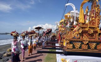 Menjelang Hari Nyepi, Warga Hindu di Bali Ikuti Upacara Melasti - JPNN.com