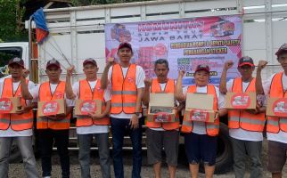 KST Dukung Ganjar Beri Bantuan Rompi dan Sepatu untuk Sopir Truk di Garut - JPNN.com