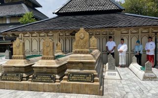 Berziarah ke Makam Raja-raja Demak, Ganjar: Tidak ada Perselisihan Soal Ras - JPNN.com
