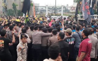 Ricuh, Jalan di Depan Gedung DPR Ditutup Massa Demo Tolak Perpu Ciptaker - JPNN.com
