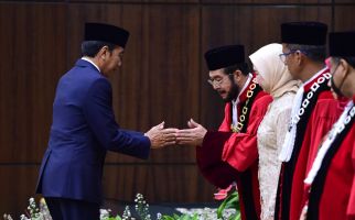 Jokowi Saksikan Pengambilan Sumpah Ketua MK, Lihat Caranya Menyalami Anwar Usman - JPNN.com