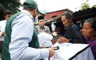 BAZNAS Salurkan 6.687 Paket Pangan Ramadan ke 4 Provinsi - JPNN.com