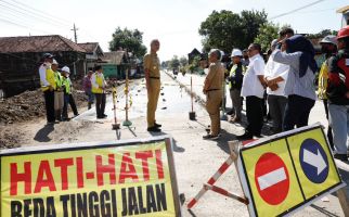Ganjar Perbaiki Jalan di Jalur Pantura Juwana-Batangan, Kini Siap Dilintasi untuk Mudik - JPNN.com