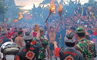 Tradisi Perang Api Tanpa Dendam demi Menyambut Nyepi - JPNN.com