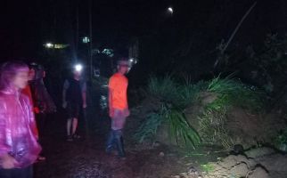 Hujan Deras, Agam Diterjang Bencana Tanah Longsor, Pengendara Diminta Waspada - JPNN.com