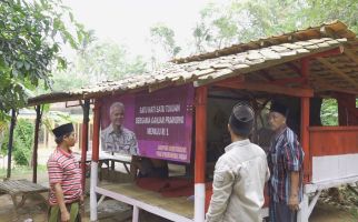 Warga Desa di Madura Kompak Bangun Poskamling Bergambar Ganjar - JPNN.com