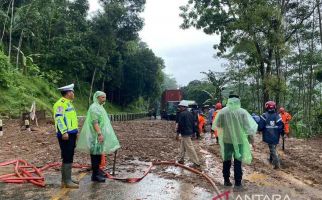 Diterjang Longsor, Jalur Yogyakarta-Semarang Tertutup Material, Bikin Macet 5 Kilometer - JPNN.com