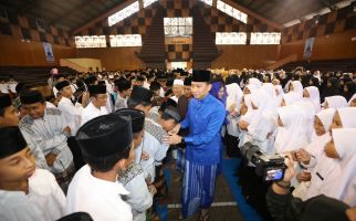 Buka Puasa Bersama Santri dan Anak Yatim Pacitan, Ibas: Jadilah Manusia Berilmu - JPNN.com