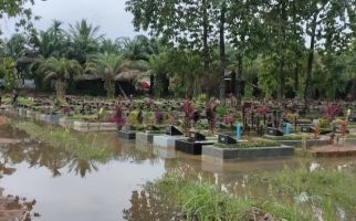 Hujan Deras, TPU Kebun Bunga di Palembang Terendam Banjir - JPNN.com