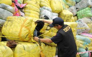 Bea Cukai dan Bareskrim Sita 7.363 Bal Pakaian Bekas Impor, Nilainya Fantastis! - JPNN.com